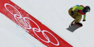 La brasileña Isabel Clark compite en la clasificación de los puestos 9º a 12º en el snowboard cross de los Juegos Olímpicos de Invierno de Turín 2006. (FOTO: AFP)