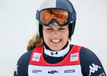 La esquiadora Lindsey Vonn tras sufrir una fuerte caída en el descenso de Crans Montana. (FOTO: AFP)
