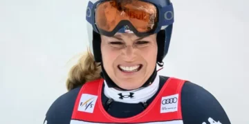 La esquiadora Lindsey Vonn tras sufrir una fuerte caída en el descenso de Crans Montana. (FOTO: AFP)