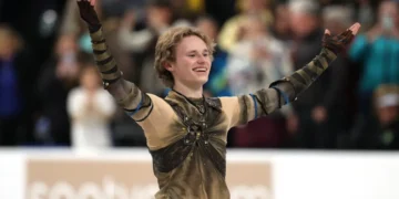 Ilia Malinin recibe el peluche de Cómo entrenar a tu dragón lanzado al hielo tras competir en el programa corto durante el Campeonato de Patinaje. (FOTO: AFP)