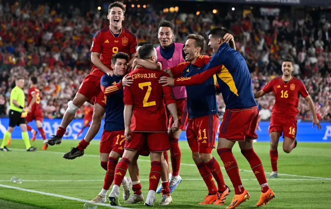 Los jugadores de España celebran el triunfo ante Croacia en la final de la Liga de las Naciones. (FOTO: AFP)