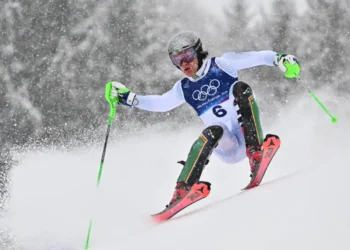 Lucas Pinheiro Braathen durante la primera manga del eslalon de los Juegos Olímpicos de Invierno de Milán-Cortina, donde sufrió una caída que le obligó a abandonar. (FOTO: AFP)