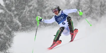 Lucas Pinheiro Braathen durante la primera manga del eslalon de los Juegos Olímpicos de Invierno de Milán-Cortina, donde sufrió una caída que le obligó a abandonar. (FOTO: AFP)