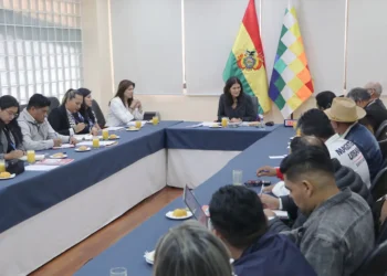 La ministra de Educación, Beatriz García, con representantes de organizaciones educativas en una reunión anterior. FOTO: Ministerio de Educación