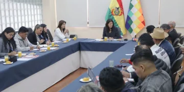 La ministra de Educación, Beatriz García, con representantes de organizaciones educativas en una reunión anterior. FOTO: Ministerio de Educación