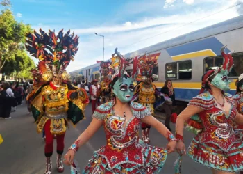 Danzarines del Carnaval de Oruro reciben al Tren Carnavalero de Ferroviaria Andina a su llegada a la ciudad.