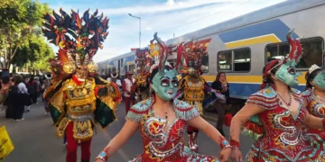 Danzarines del Carnaval de Oruro reciben al Tren Carnavalero de Ferroviaria Andina a su llegada a la ciudad.