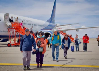 El flujo de turistas en el aeropuerto de Uyuni. Foto: Ministerio de Obras.