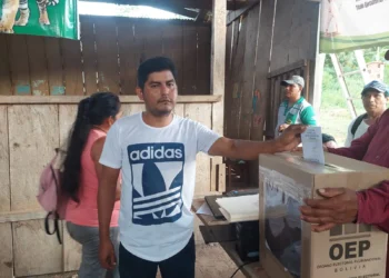 Un delegado de las 18 comunidades del pueblo mosetén ejerce su votación.