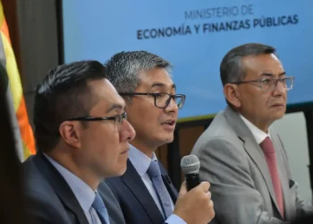 Autoridades del Ministerio de Economía se refieren al PGE. Foto: APG.