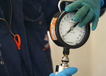 Una firma inspectora internacional confirmó que el combustible de YPFB cumple las especificaciones exigidas. Foto: YPFB.