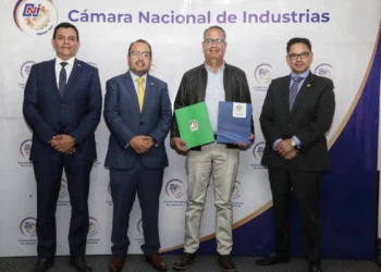 de izq. A der): Christian Claure, Director en Cadinpaz; Eduardo Iriarte, Presidente CADINPAZ; Eduardo Silva, gerente ejecutivo de La Razón y Gonzalo Morales, Presidente de la CNI. Foto: La Razón.