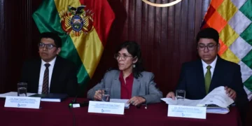 La contralora general del Estado, Sandra Quiroga, brinda una conferencia de prensa. (Foto: APG)