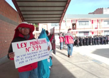Funcionarios ediles de El Alto realizan campañas en colegios para evitar el derroche de agua durante el Carnaval. FOTO: GAMEA