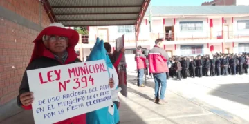 Funcionarios ediles de El Alto realizan campañas en colegios para evitar el derroche de agua durante el Carnaval. FOTO: GAMEA
