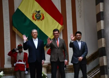 El embajador de Japón en Bolivia, Shigeharu Orihara, presenta sus cartas credenciales al presidente Rodrigo Paz. (Foto: APG)
