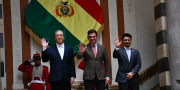El embajador de Japón en Bolivia, Shigeharu Orihara, presenta sus cartas credenciales al presidente Rodrigo Paz. (Foto: APG)