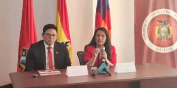 El magistrado Ángel Dávalos y la presidente del TCP, Paola Prudencio. (Foto: Magistratura)