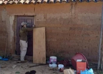 Personal de la FELCV en el domicilio de la víctima. FOTO; RRSS