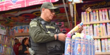 Funcionarios de la Secretaría Municipal de Seguridad Ciudadana realizan el control de la venta de espumas. FOTO: GAMEA
