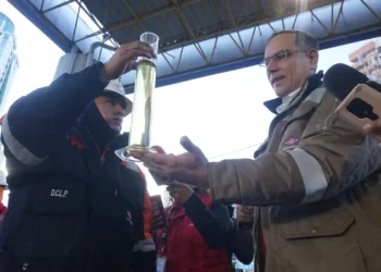 El expresidente de YPFB, Yussef Akly, durante una inspección de un surtidor.
Foto: Archivo APG