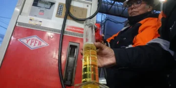 Un funcionario de YPFB recibe una muestra de gasolina en una estación de servicio de la zona Sur de La Paz.
Foto: APG