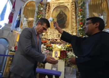 EL presidente Rodrigo Paz recibe la bendición en Oruro.
Foto: El Primero-Oficial