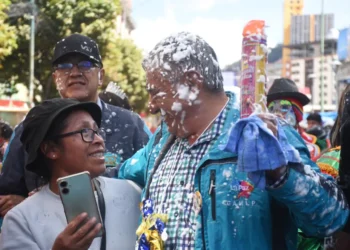 El alcalde envuelto con espuma a su llegada a la plaza San Francisco. (Foto: AMUN)