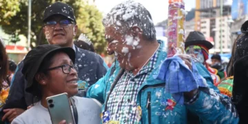 El alcalde envuelto con espuma a su llegada a la plaza San Francisco. (Foto: AMUN)