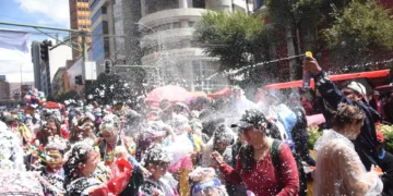 Uso de espuma en la entrada del Corso Infantil de La Paz. (Foto: AMUN)