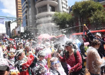 Cientos de personas participan del Corso Infantil este sábado. (Foto: AMUN)