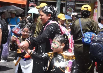 Niños juegan con espuma en La Paz. Foto: AMUN.