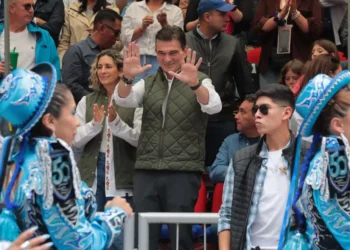 El presidente Rodrigo Paz Pereira participa del Carnval. Foto: APG.