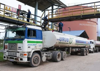 Un camion cisterna con combustible en Santa Cruz. Foto: YPFB.