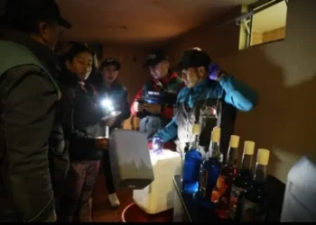 Personal de la Alcaldía y la Policía durante la intervención en un inmueble en Achumani. FOTO: GAMLP