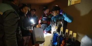 Personal de la Alcaldía y la Policía durante la intervención en un inmueble en Achumani. FOTO: GAMLP