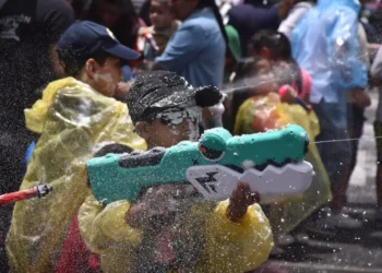 Niños juegan con espuma en el Corso Infantil de Cochabamba. (Foto: APG)