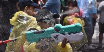 Niños juegan con espuma en el Corso Infantil de Cochabamba. (Foto: APG)