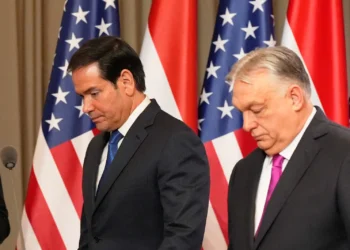 Rubio (izq.) junto a Viktor Orbán. Foto: AFP