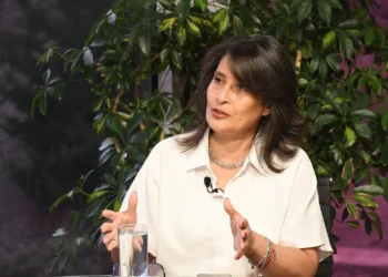 Svetlana Salvatierra, fundadora de Ruta 1825, durante entrevista en Piedra, Papel y Tinta