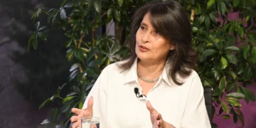 Svetlana Salvatierra, fundadora de Ruta 1825, durante entrevista en Piedra, Papel y Tinta