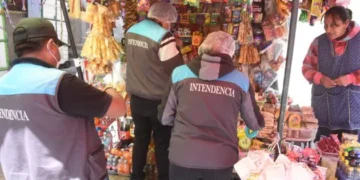 Personal de la Intendencia de La Paz durante un operativo en un colegio. FOTO: GAMLP