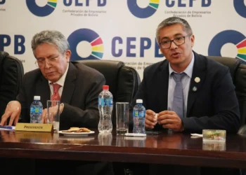 Giovanni Ortuño, presidente de la CEPB, y Gabriel Espinoza, ministro de Economía. Foto: CEPB.