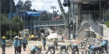 Obreros municipales ejecutan obras en la Avenida del Poeta. FOTO: GAMLP