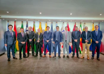 La delegación de Bolivia, encabezada por el ministro Mauricio Zamora y los representantes de la OACI. (Foto: Min. de Obras Públicas)