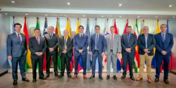 La delegación de Bolivia, encabezada por el ministro Mauricio Zamora y los representantes de la OACI. (Foto: Min. de Obras Públicas)