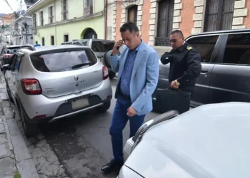 El vicepresidente Edmand Lara llega hasta el Tribunal Departamental de Justicia. (Foto: APG)
