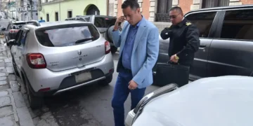 El vicepresidente Edmand Lara llega hasta el Tribunal Departamental de Justicia. (Foto: APG)