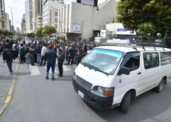 Choferes rompen el diálogo con el Gobierno sobre resarcimiento por daños que causó el combustible. Foto: APG.