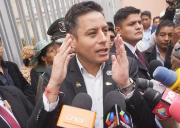 El vicepresidente Edmand Lara es entrevistado por la prensa. (Foto: APG)